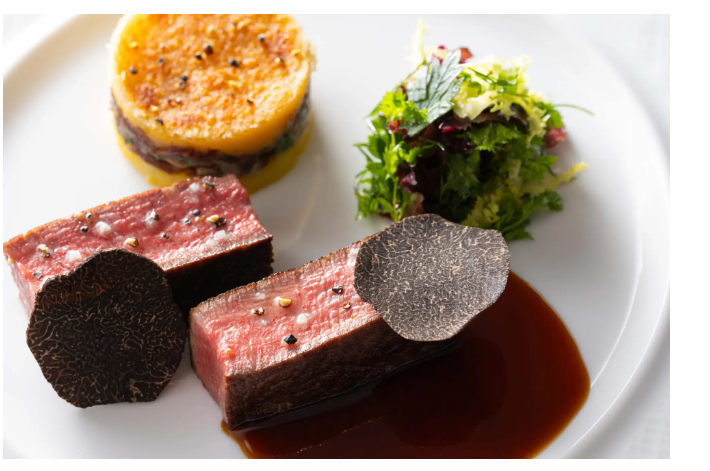 和牛フィレ肉のポワレ 茸とインカのめざめのガトー仕立てをマデラソースと共に