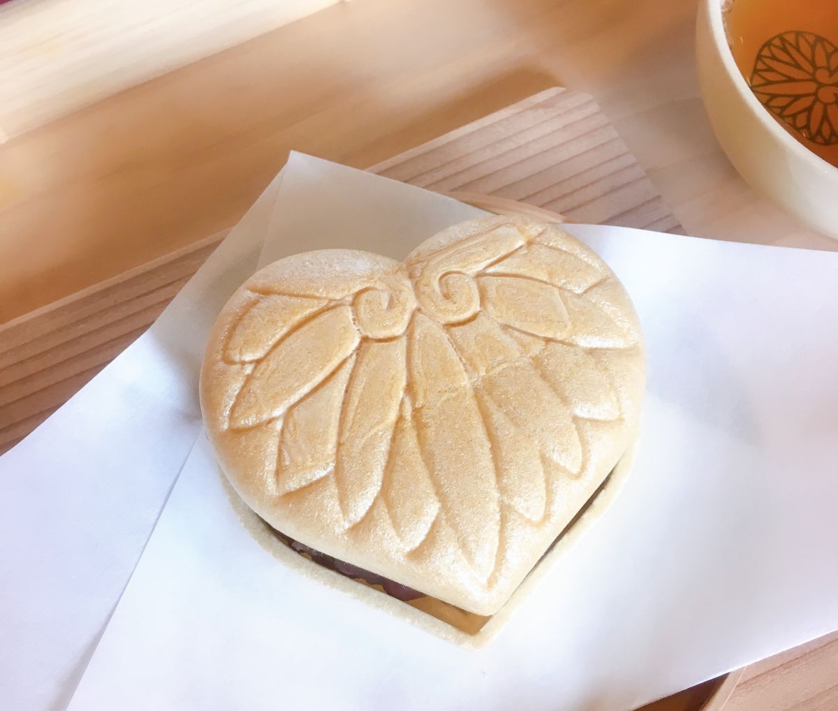 「さるや特製 葵の最中」ほうじ茶付き 500円