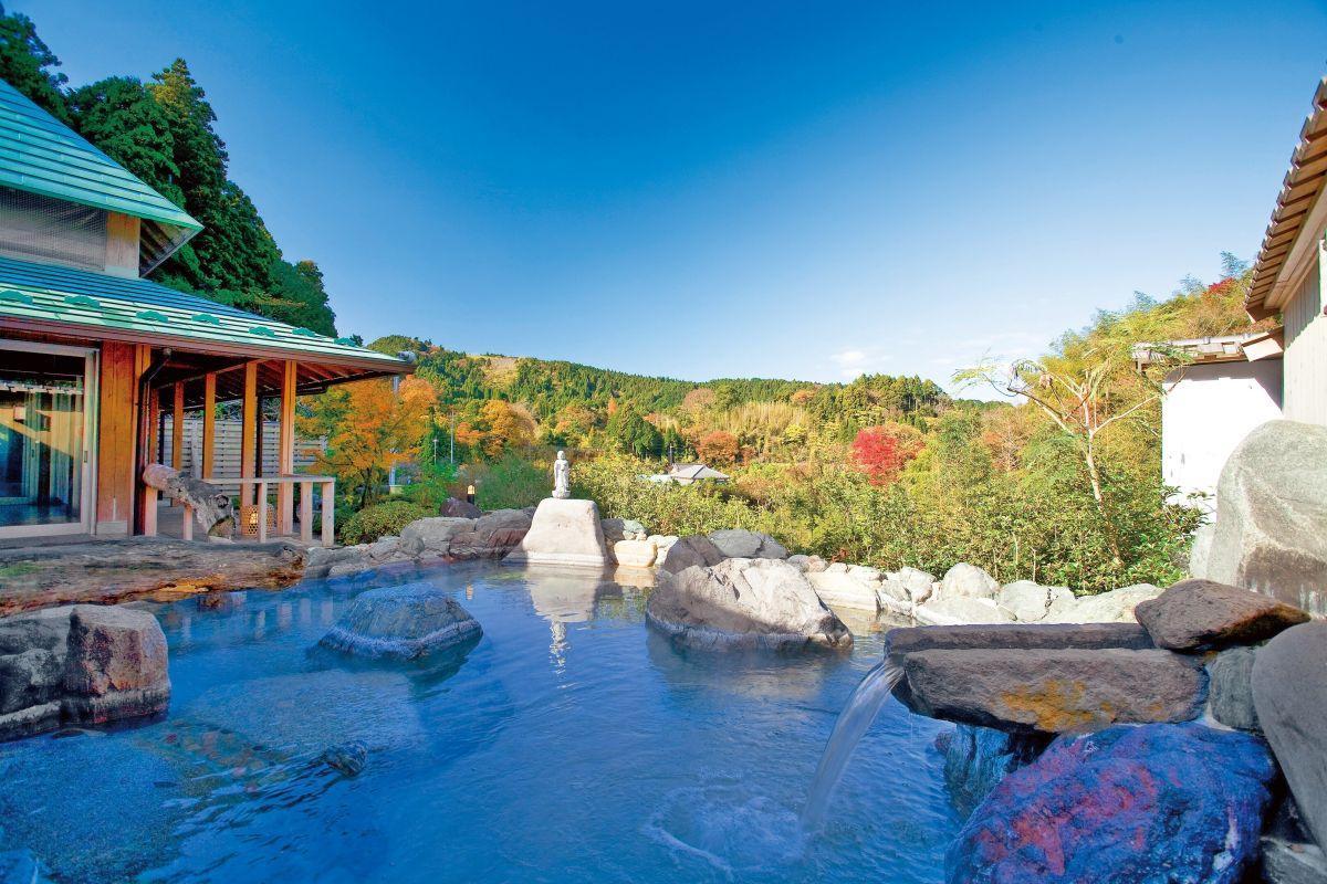 肌にやさしいメタケイ酸を含む温泉を、開放的な空間で楽しめる
