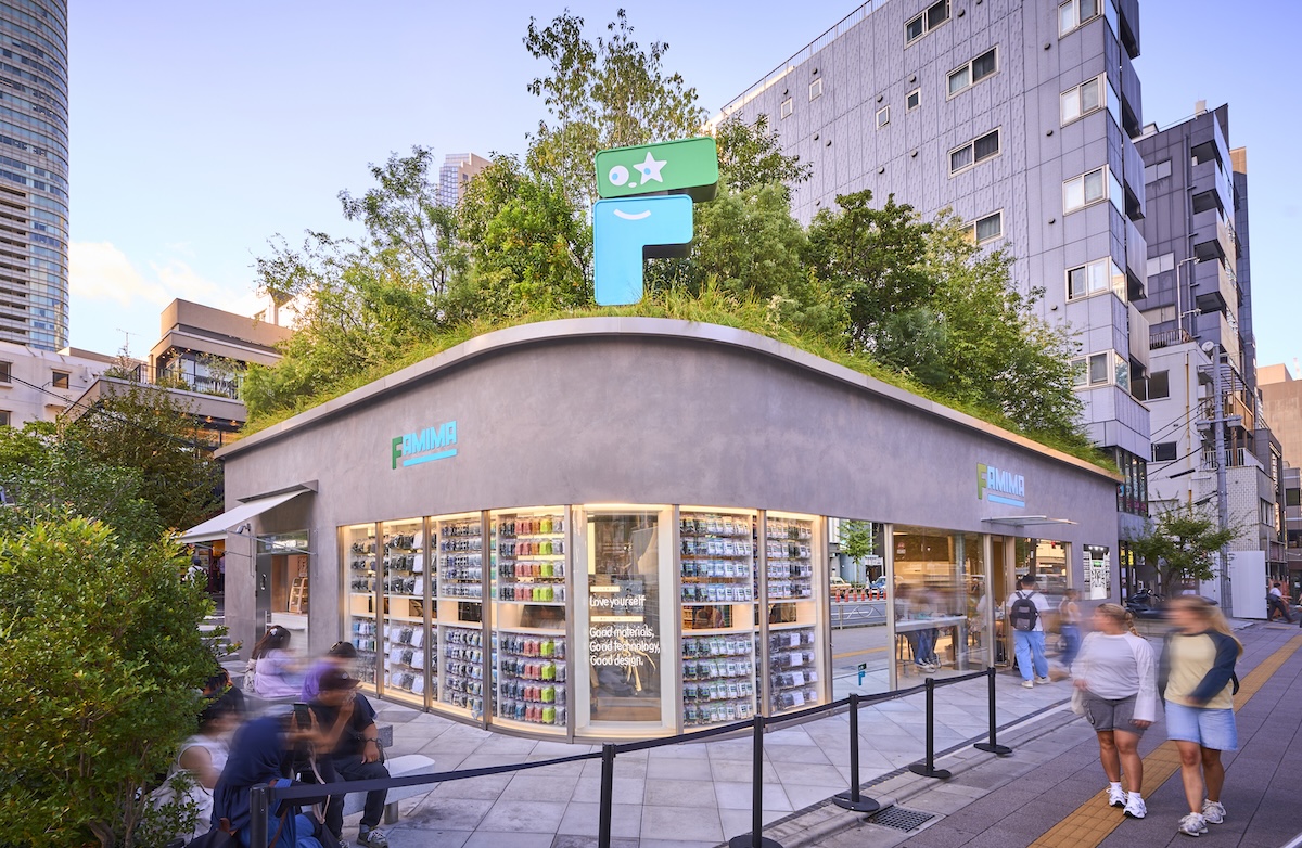 曲線を描く外壁と屋上の緑が印象的な「FAMIMA PARK AZABUDAI」
