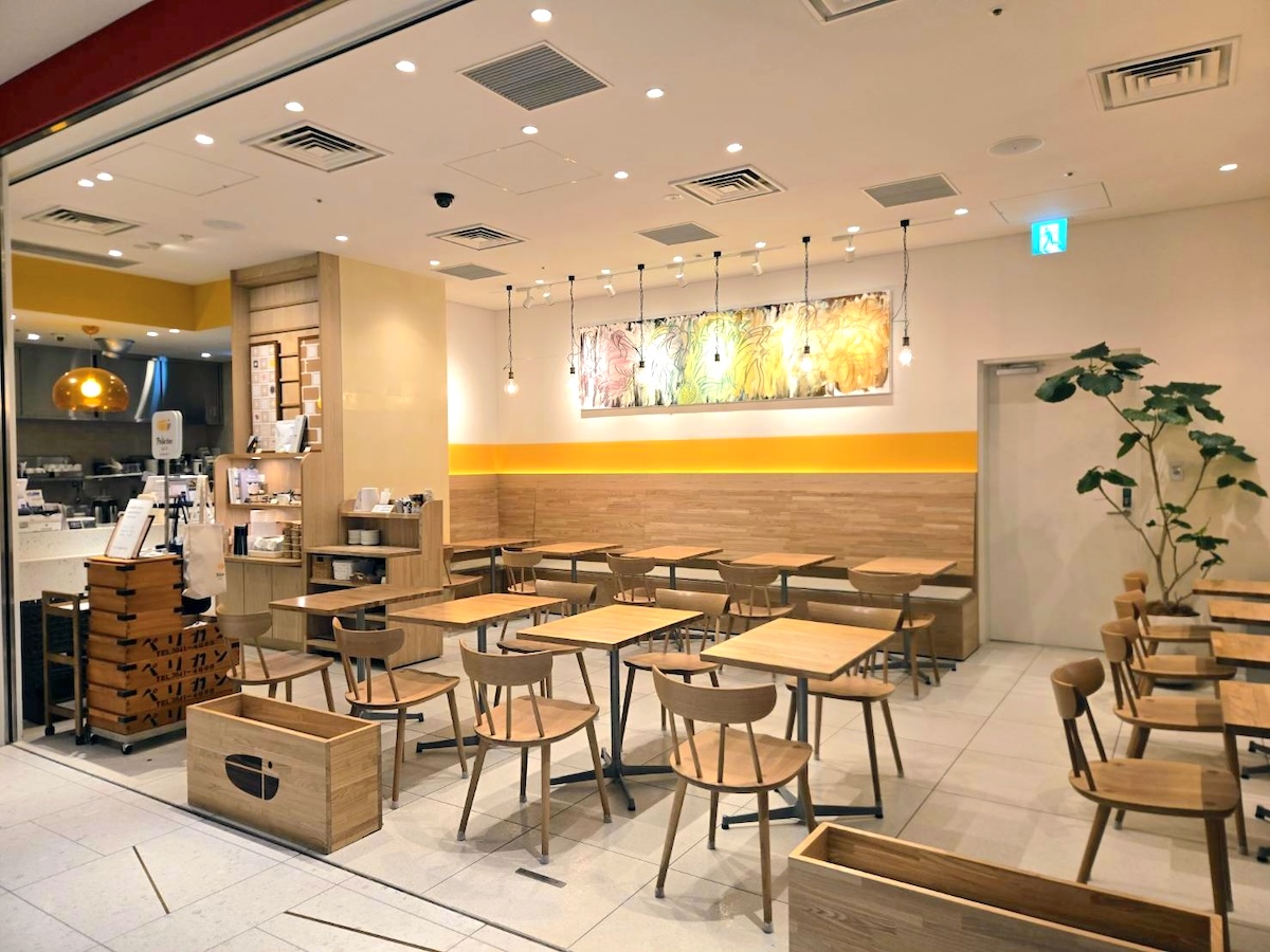 ペリカンカフェ 麻布台ヒルズ店 内観。親しみやすく温かみのある雰囲気