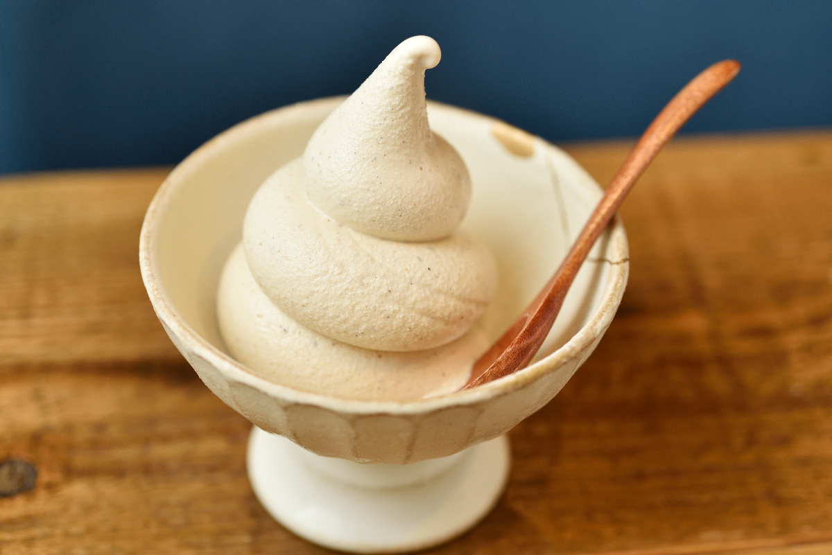 「cafe 茶まびこ」そばソフトクリーム