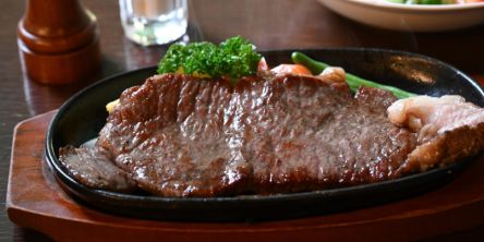 日光東照宮近くの老舗「ステーキハウスみはし」で味わう、とちぎ和牛の極上ビフテキ｜栃木