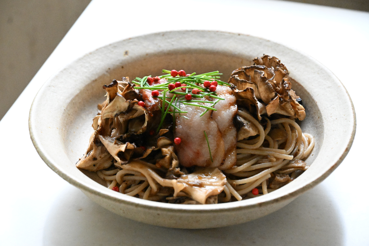 「カフェレストランふじもと」まいたけとHIMITSU豚ベーコンを使った玄米スパゲティ
