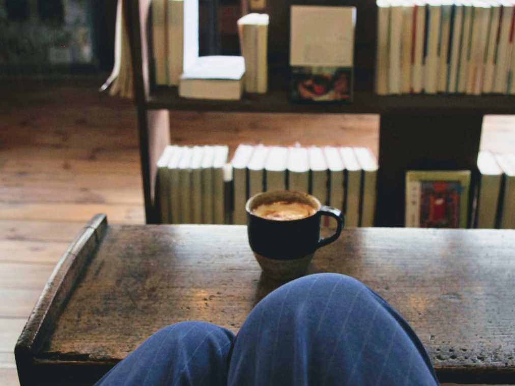 本の読めるカフェ「fuzkue」が守る、静かで安心できる“2.5時間”
