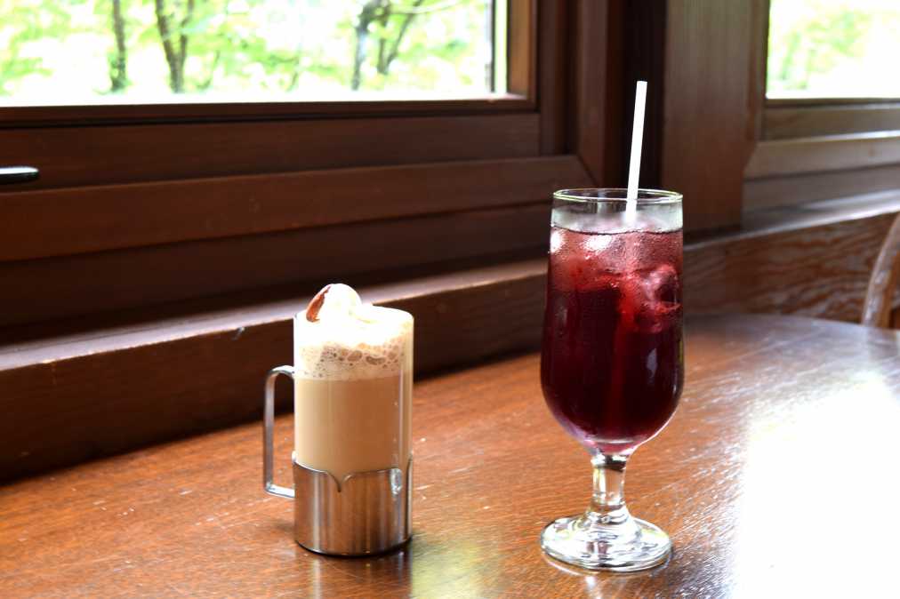 カフェアマレット　（左）760円　カベルネ・ソーヴィニヨンジュース　（右）650円