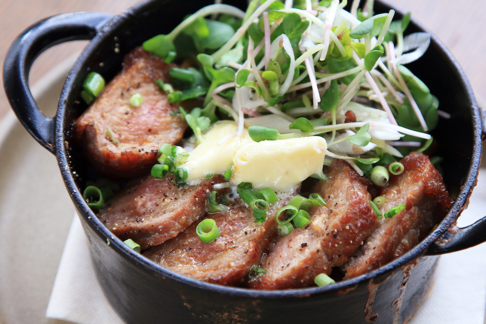 霜降り牛肉のカーリックライス風炊き込みごはん　1065円