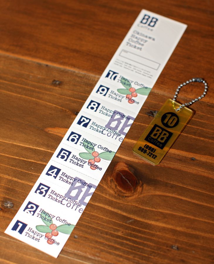 コーヒーチケット（左）　10枚綴り4480円、スマートタグ（右）　800円