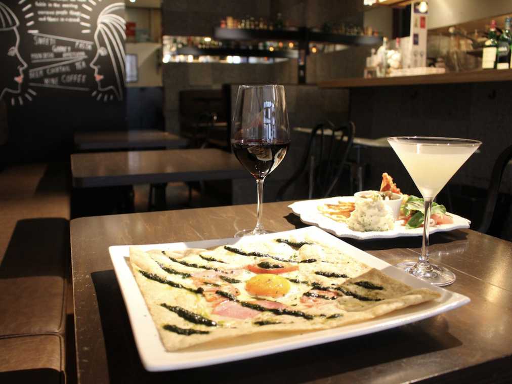 パリジェンヌ気分で味わうガレット。昼夜行きつけにしたいビストロバー