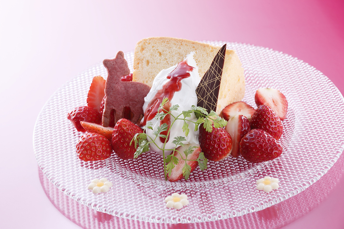 シフォンケーキ 2種のいちご添え（古都華・アスカルビー） 1750円（税サ込）