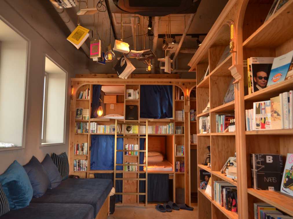 祇園の真ん中の「泊まれる本屋」でわくわくの寝落ち体験