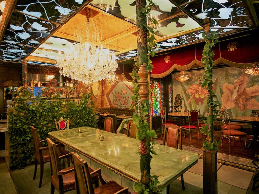 鎧の騎士が出迎えてくれる豪華絢爛な「コーヒーの大学院」へ