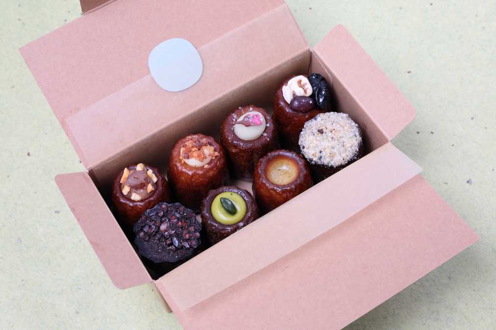 カヌレ1個120円～、8個入り1200円（※季節によって金額の変動あり）