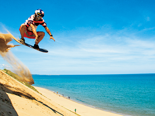 楽しすぎる!と話題のサンドボード。海に向かって直滑降