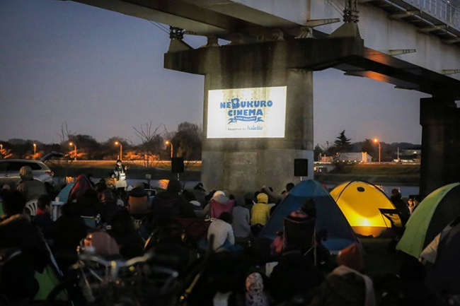 2016年3月26日開催「ねぶくろシネマ＠調布多摩川河川敷」での様子。今回はテント使用不可