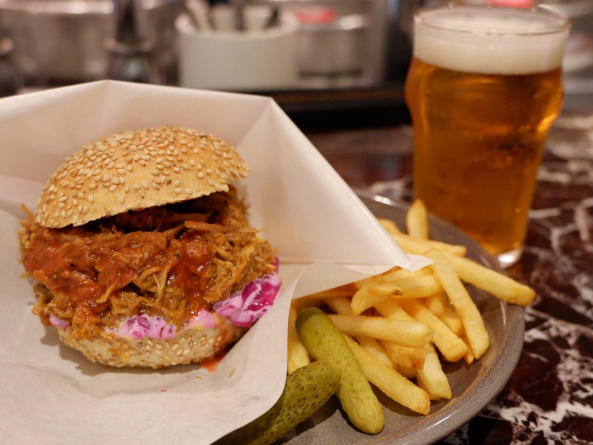 ほろほろポーク&シャキシャキコールスローの食感にハマる！新感覚ハンバーガー