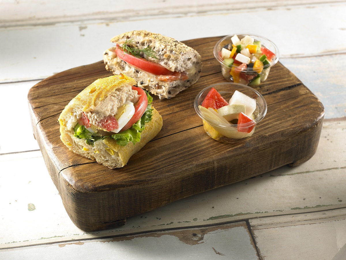 MAISON ICHI「サンドとデリのランチBOX」648円　小田急限定（ツナととうもろこしのサンド・スモークサーモントラウトとシリアルのサンド・自家製ピクルス・ギリシャ風サラダ）