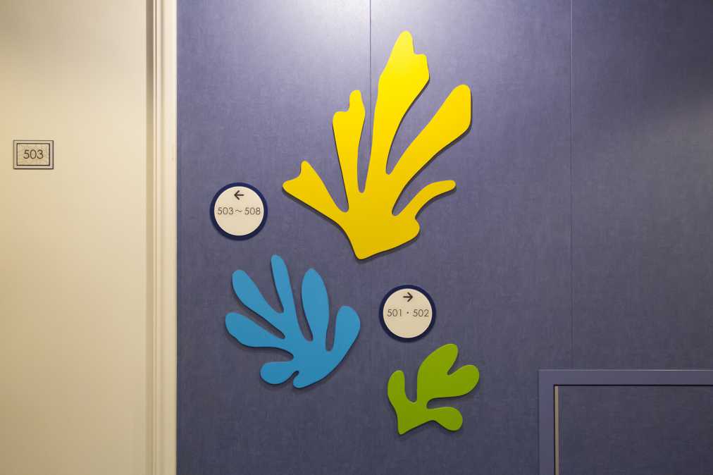 壁にサンゴのモチーフを発見