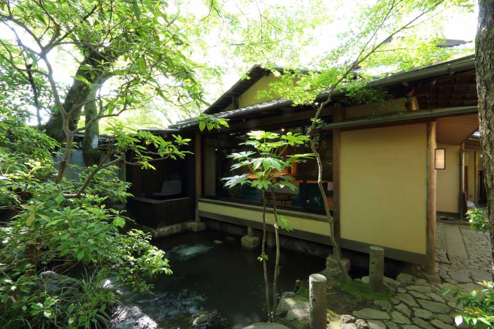 7代目「小川治兵衛」作庭の日本庭園を有する、約820坪の広大な
