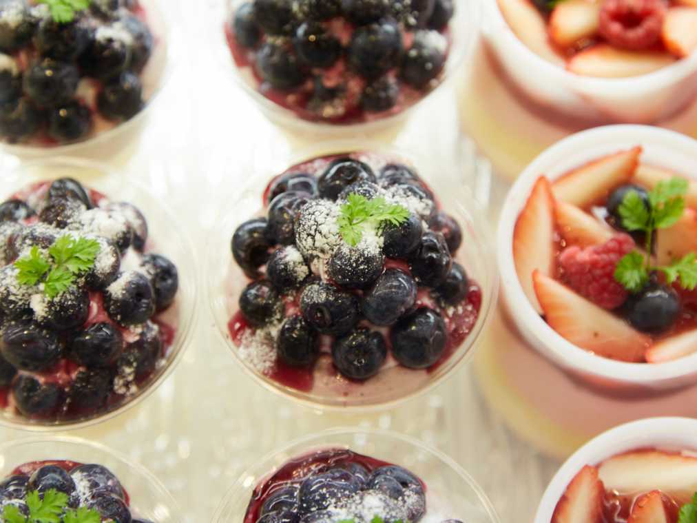 ブルーベリーヨーグルト330円、苺の森400円