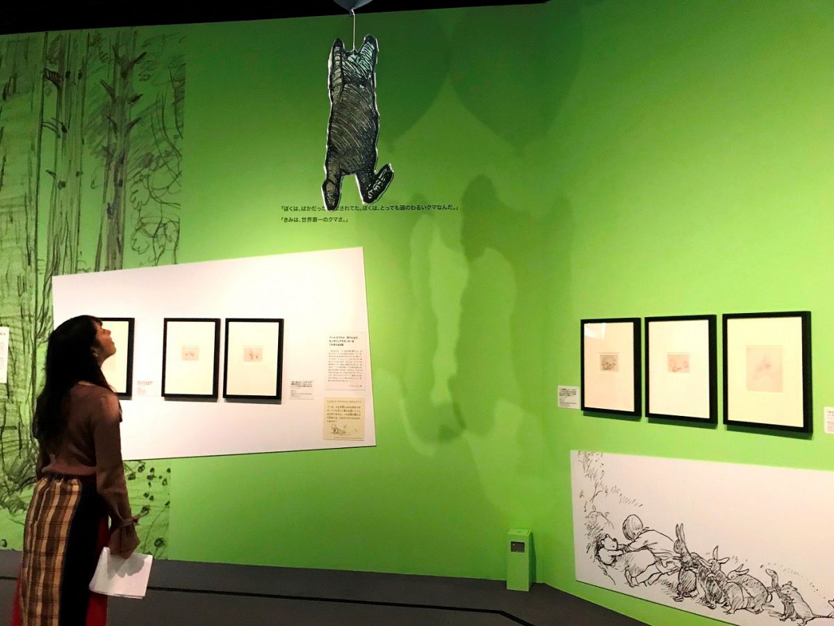 限定くまのプーさん展　bunkamura記念 クマのプーさん展」開催1か月記念で、『みつばちウィーク