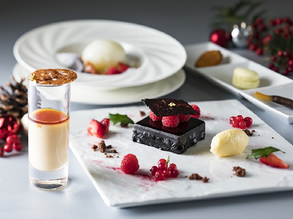 地上100mからの新宿の夜景とクリスマスのデザートコースを堪能