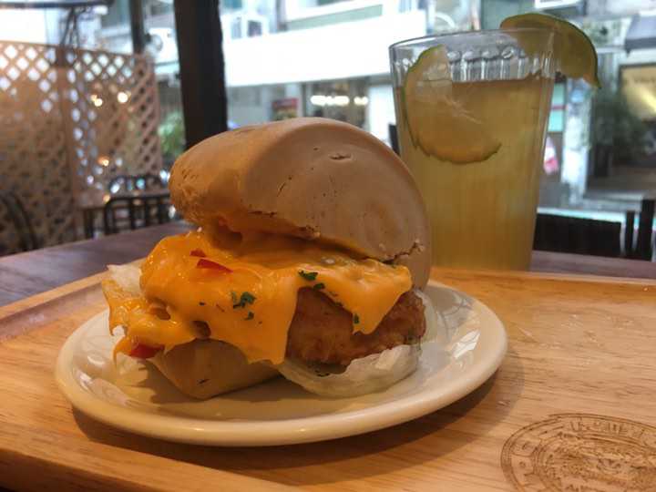 『ポップストア』の「台湾ハンバーガー」864円