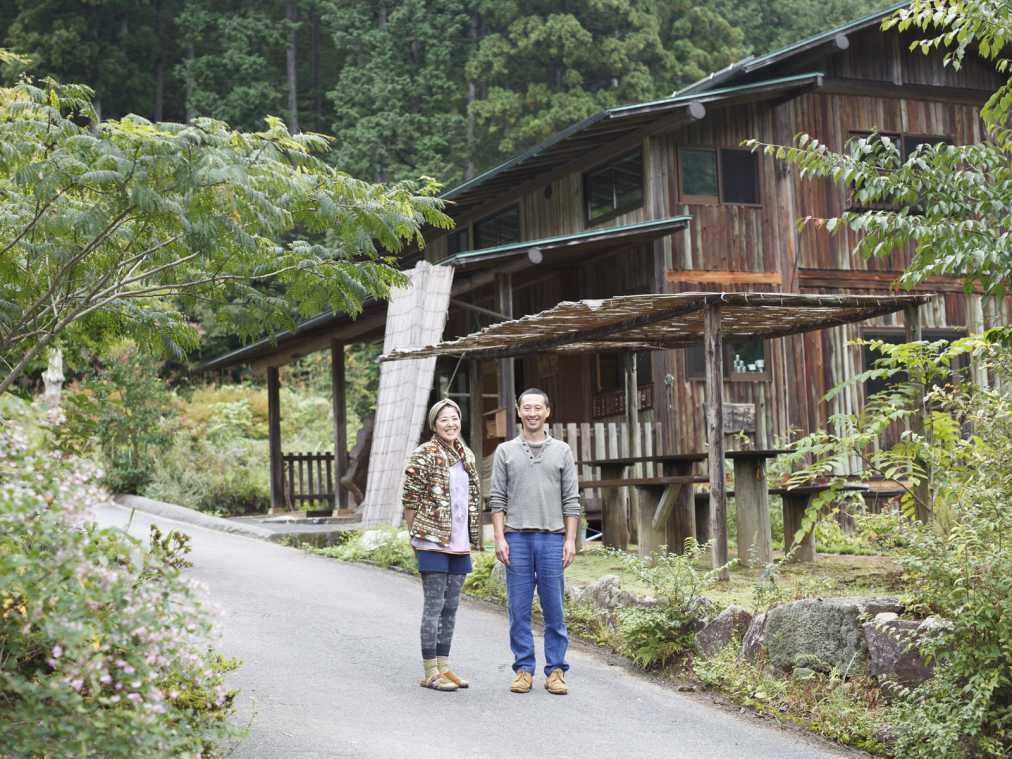 聞こえるのは鳥のさえずりと湧水の音だけ。日光にある山小屋カフェへ