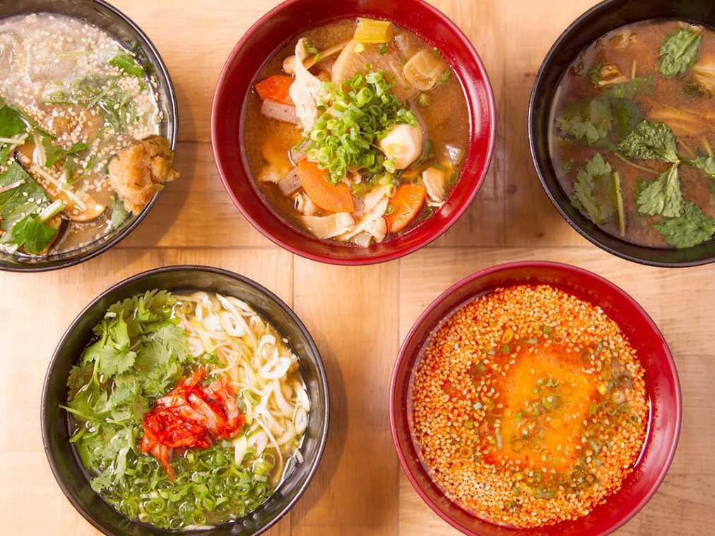 上段中央のとん汁は367円、他は各475円