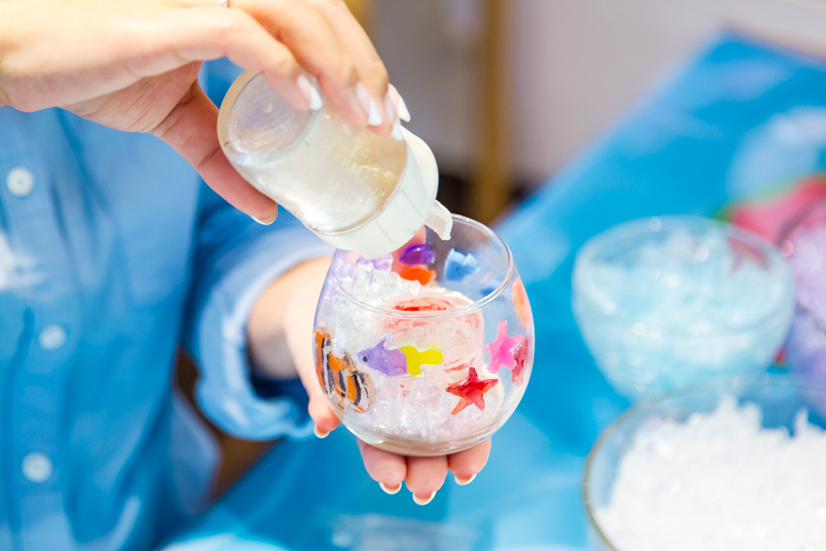 さらにキラキラ光るホログラムを振りかけて…