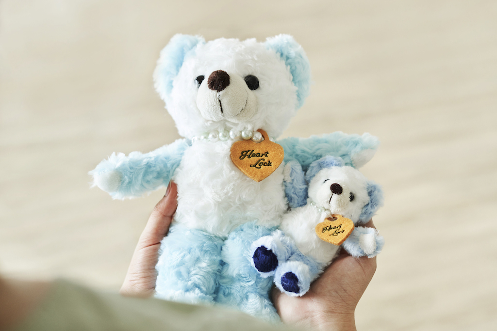 梅田スカイビル限定ベア ぬいぐるみ2160円、マスコット1080円