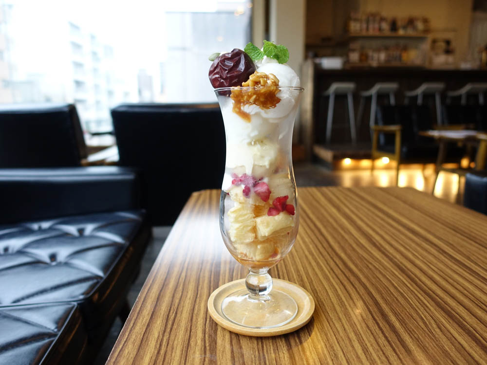 りんごとキャラメルナッツのパフェ　1200円