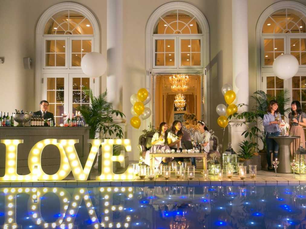 夏の夜。プールサイドビアガーデンで、気分はセレブリティー！