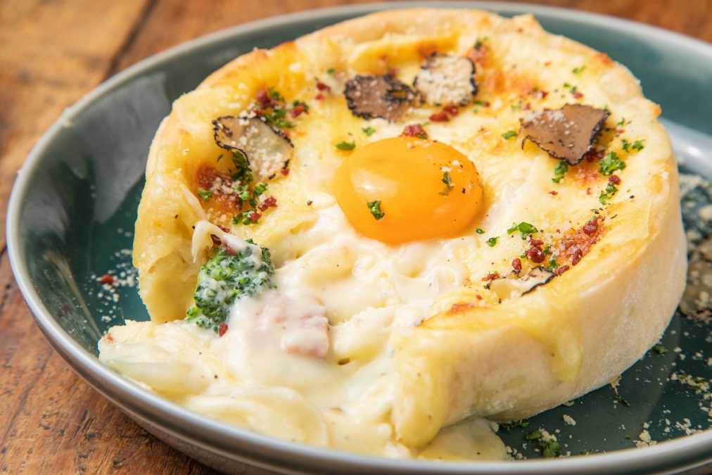 「カルボナーラ風シカゴピッツァ～サマートリュフと共に～」1500円(税別)