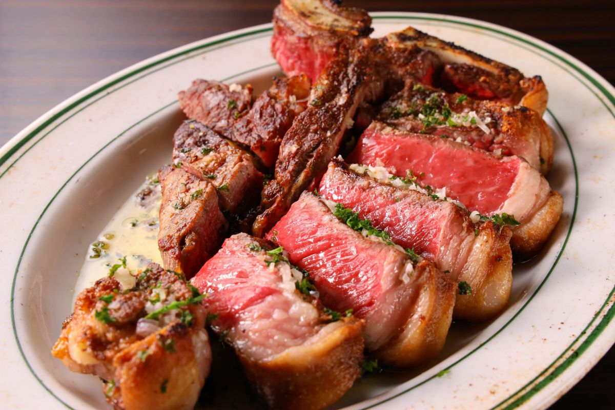 「Tボーンステーキ1kgNYスタイル」3980円（税別）