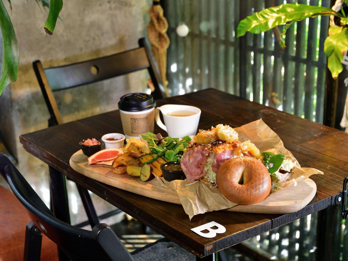 これじゃはさめない！野菜がたっぷりすぎる豪快ベーグルサンド