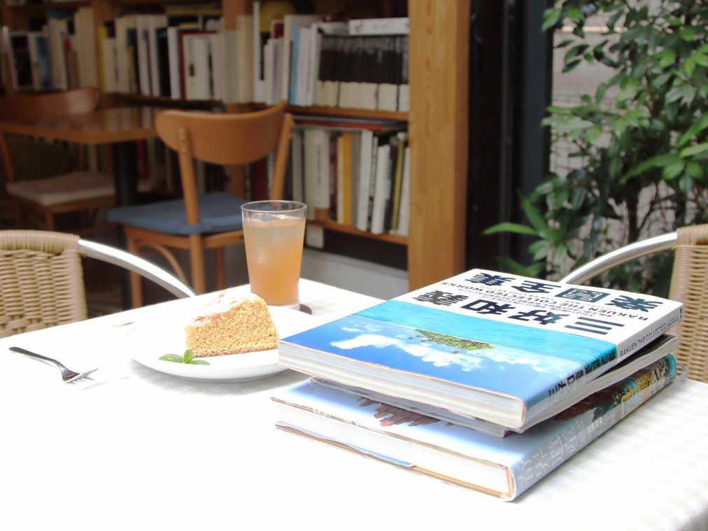 写真好きさん必訪！約5000冊の貴重な写真集であふれる食堂「めぐたま」