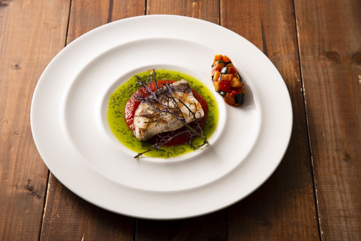 鰤の香草焼き トマトとバジルの二色ソース