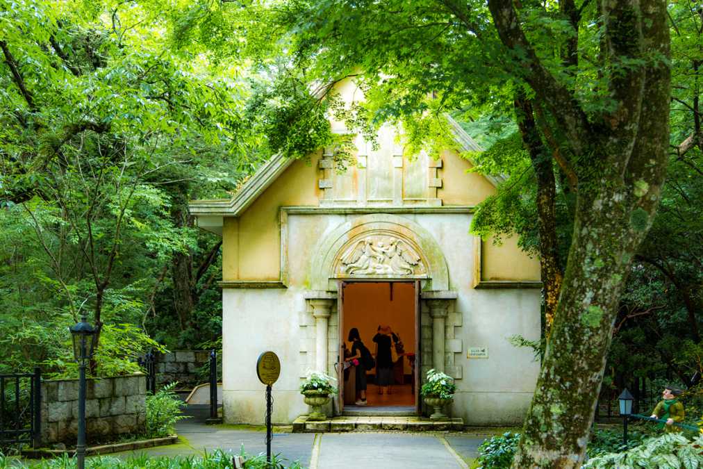 深い緑に囲まれたサン=テグジュペリ教会