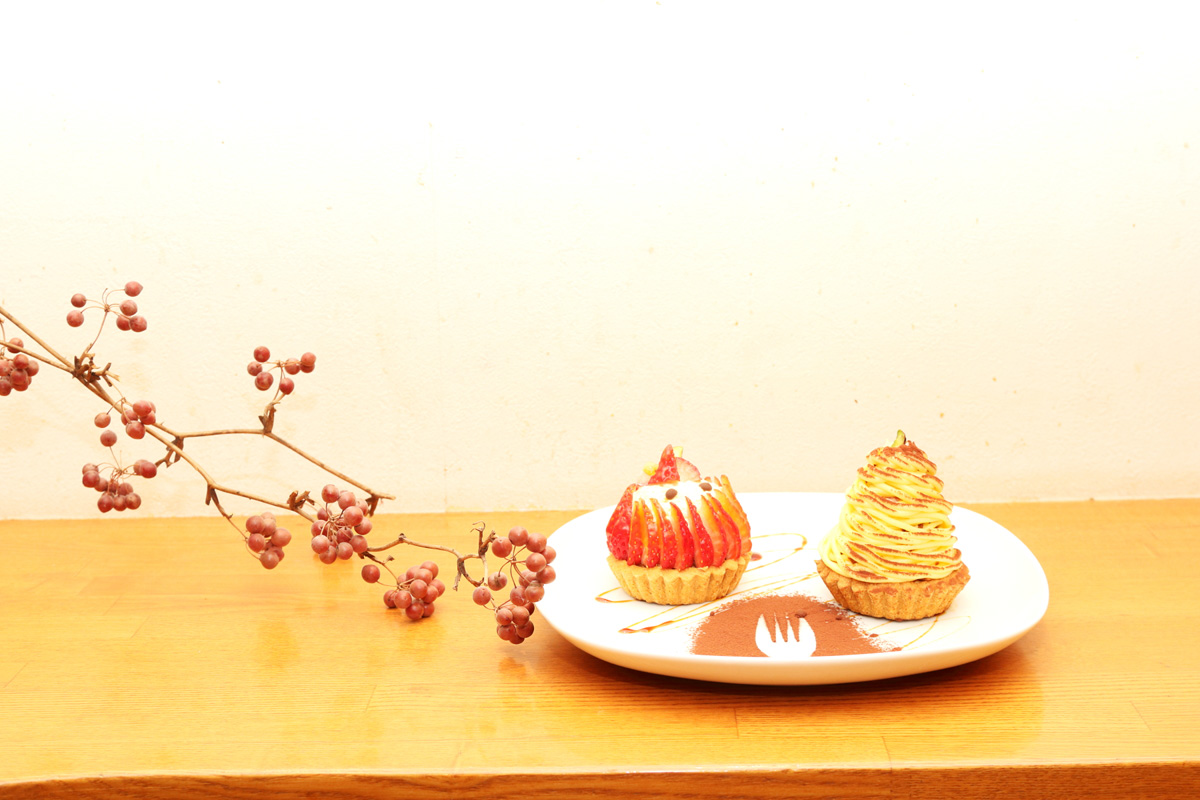 「いちごさんのタルトさん」630円、「蜜金時芋のモンブランタルト」550円