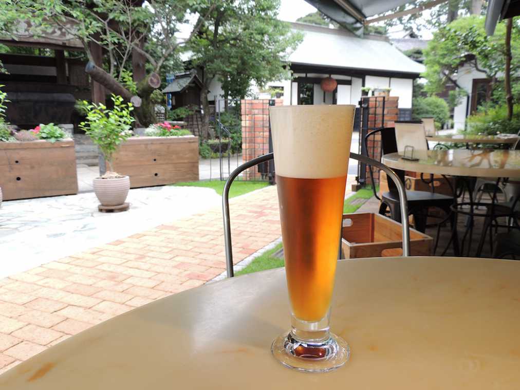 新宿から約1時間。自然の中のテラス席で、できたてのクラフトビールで乾杯！