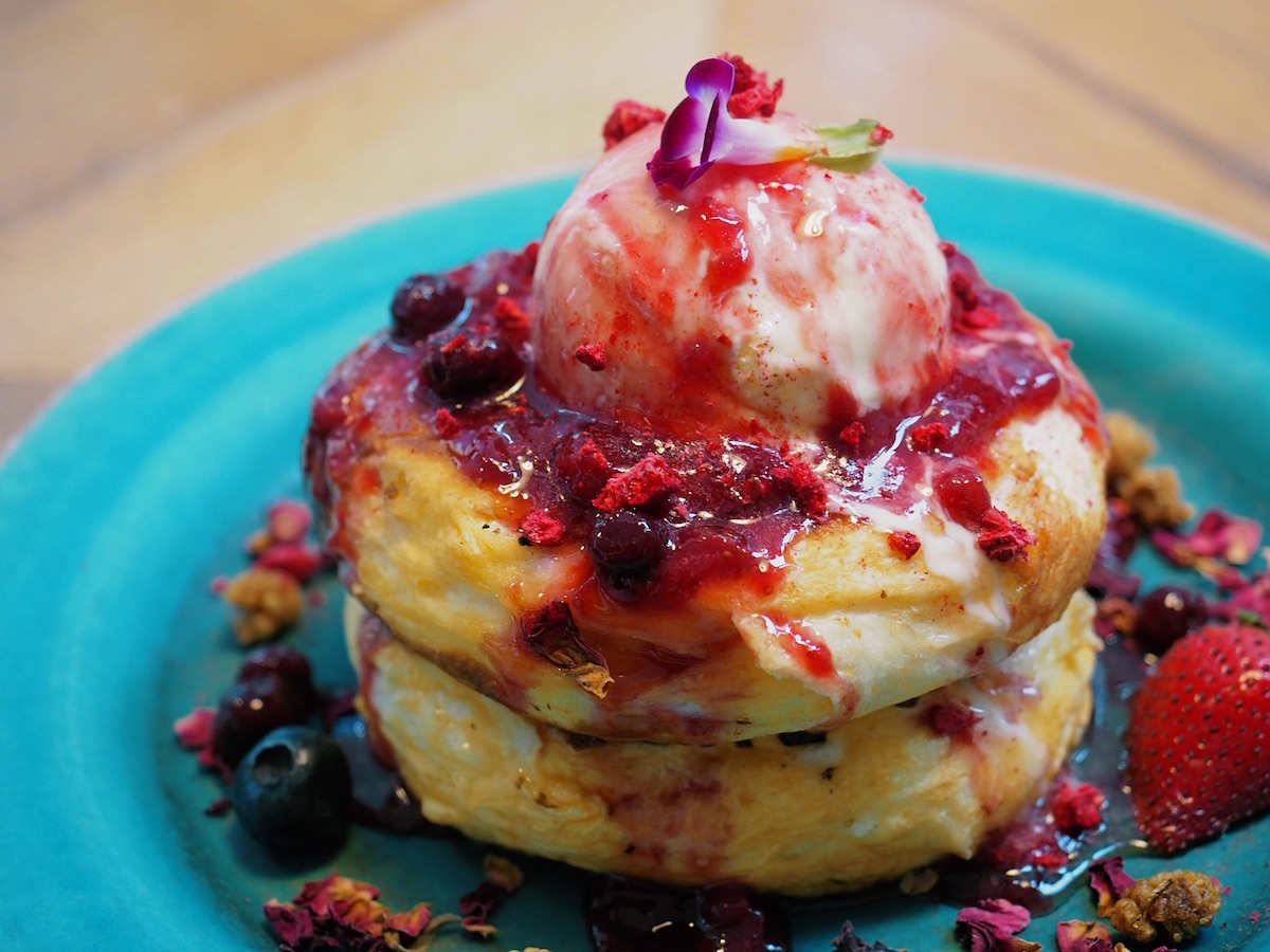 バラとベリーが香る！乙女心が刺激されまくりの、ほわほわなめらかパンケーキ