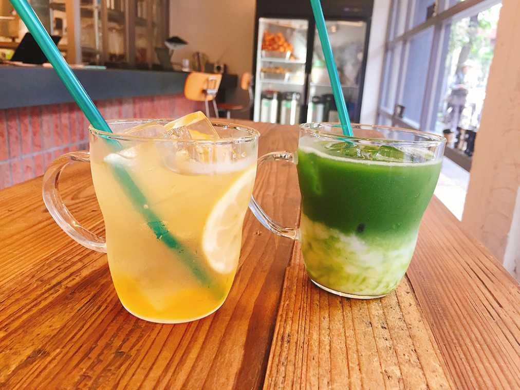 （写真右から）Iced Lemonade、Iced Matcha Amazake 各648円