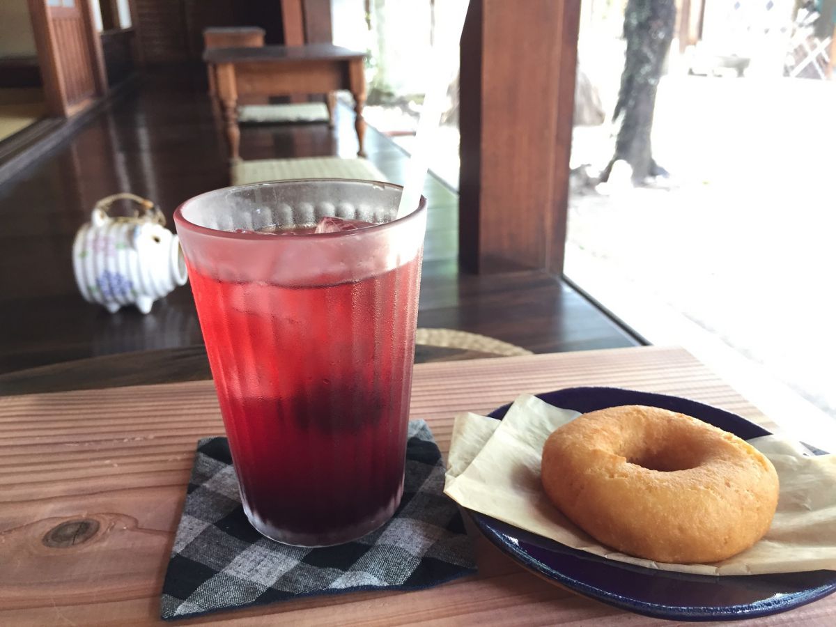 ブラックベリーソーダ　550円、米粉とおからのドーナツ　200円