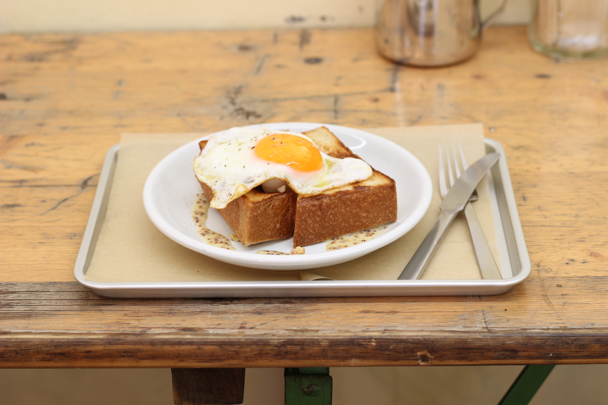 フライドエッグトースト 530円