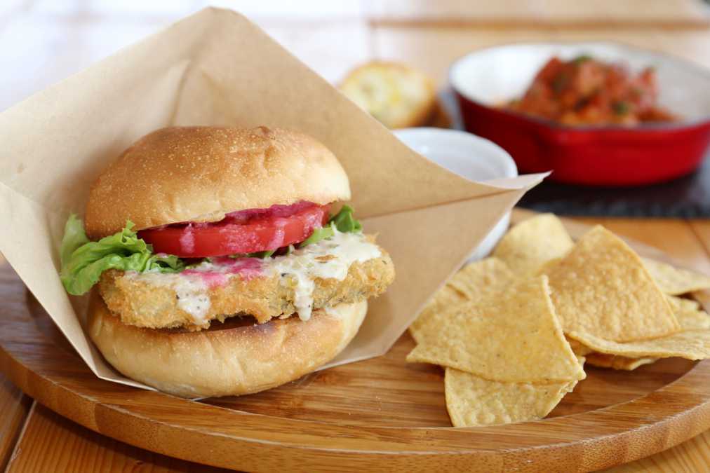 女性に人気のベジフィッシュバーガー1000円