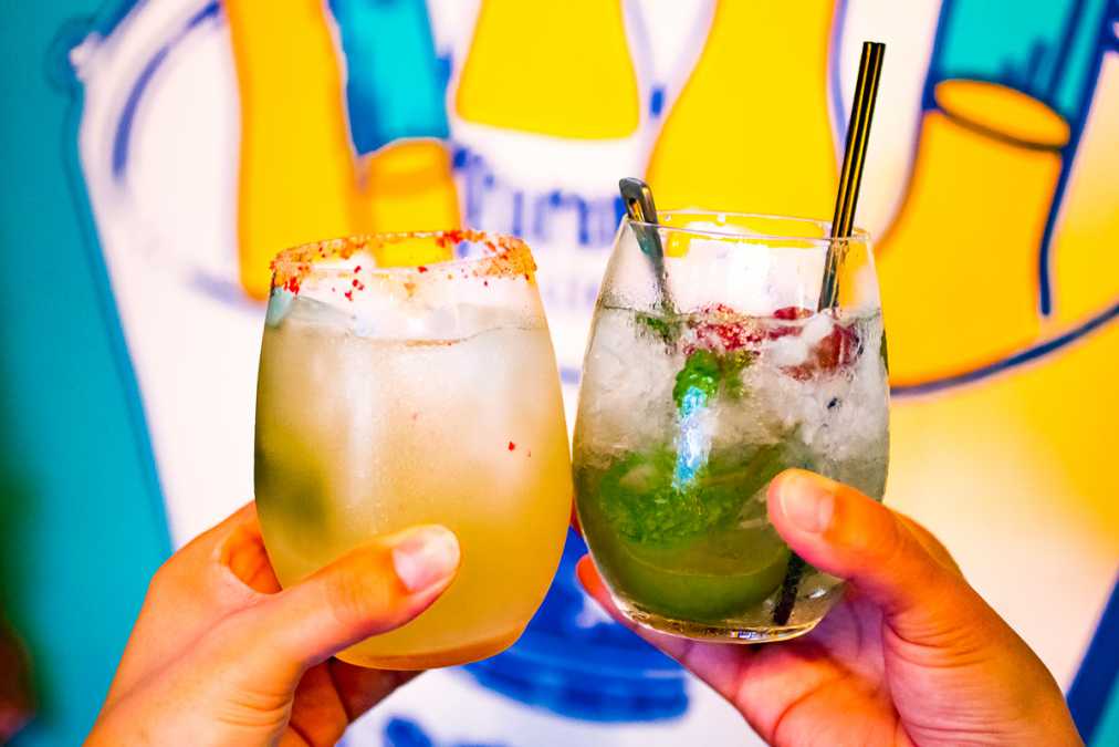 右／クラシックモヒート680円、左／テキーラベースのオリジナルカクテルPALOMA（パローマ）700円