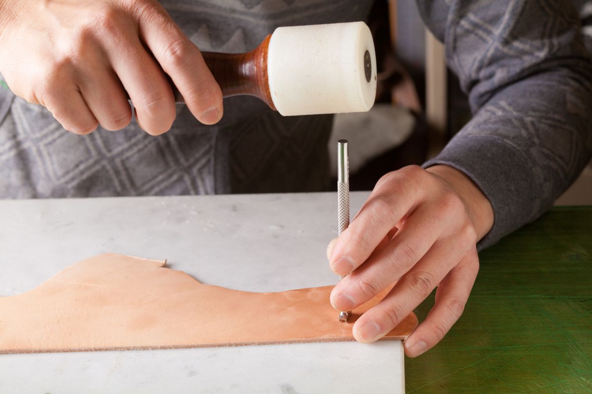 刻印を打つ内永さん