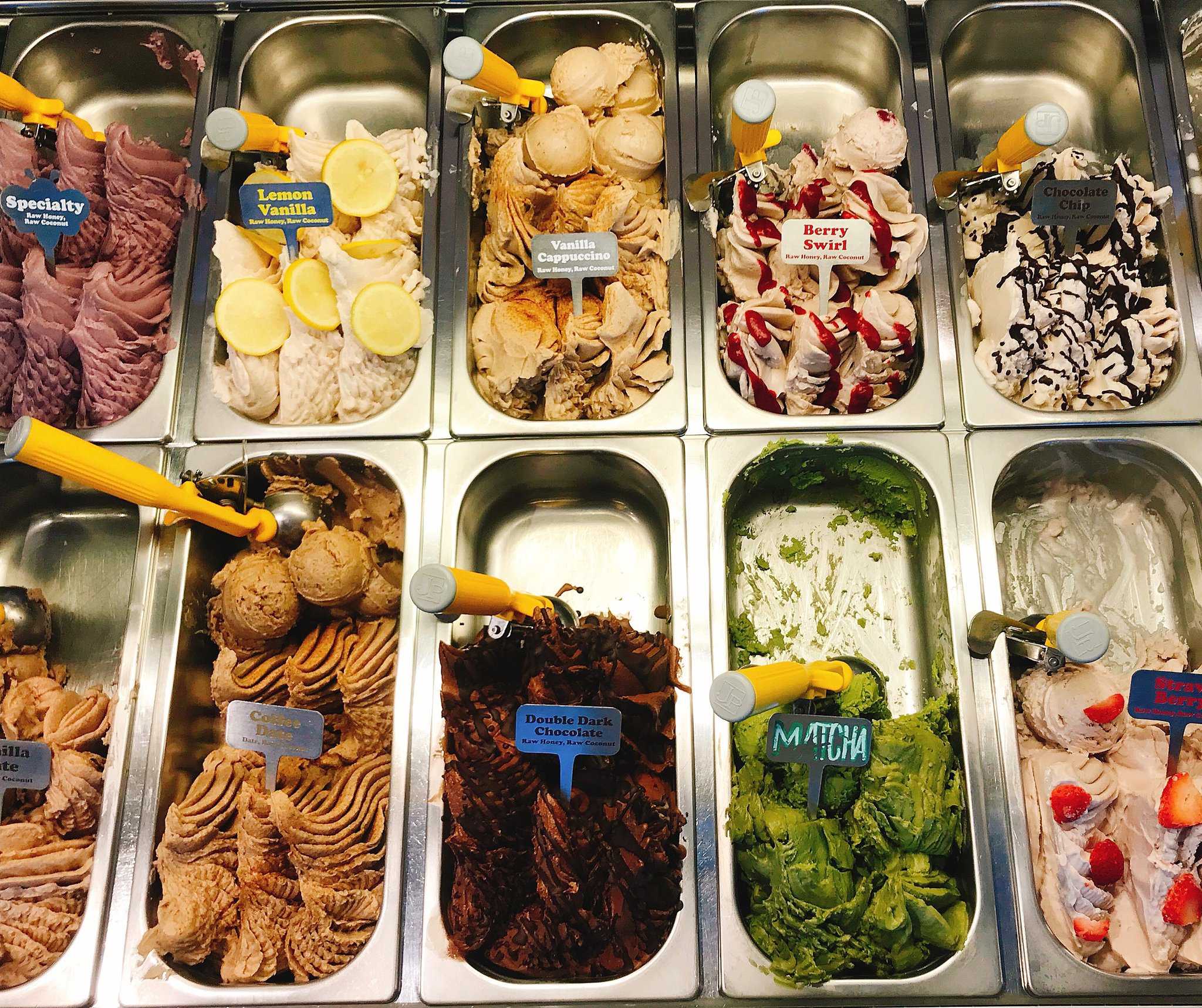 アイスクリームは2scoops500円、3 scoops720円、4 scoops900円／