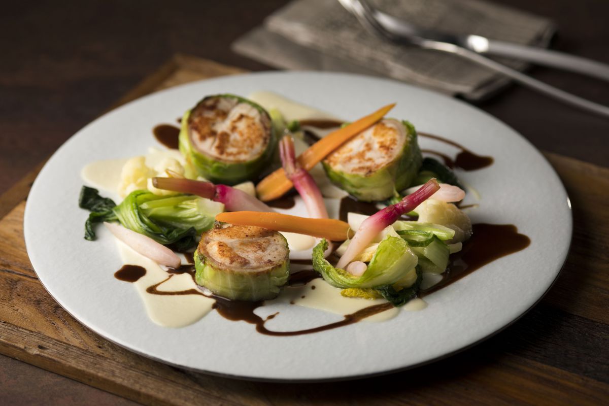 キャベツで包んだラパンのポワレ ソースショコラ4900円